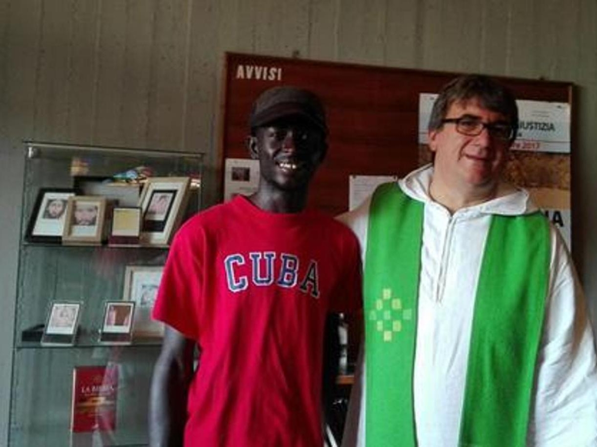 Pistoia, l'appello di don Biancalani: un presidio contro lo sgombero dei migranti a Vicofaro. Duro il vescovo: non è uno sgombero ma un trasferimento, prendiamo le distanze