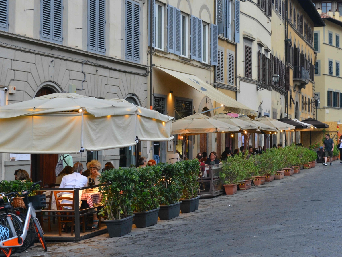 Firenze, dal 2026 stop ai dehors in 50 strade del centro storico: le nuove regole dopo 15 anni