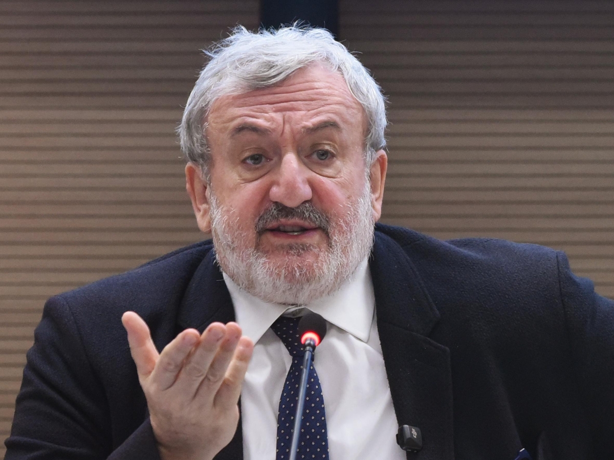 No al terzo mandato per i governatori, Emiliano definitivamente fuori gioco. E Mattarella stoppa la norma salva-poltrone