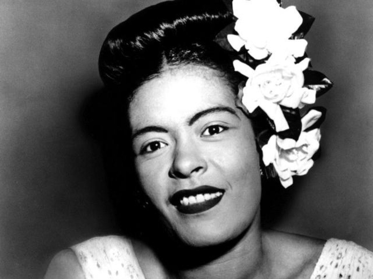 Billie Holiday nasceva 110 anni fa: le origini del nome d'arte, quando in concerto a Milano fu cacciata dal palco, la morte prematura, 7 segreti