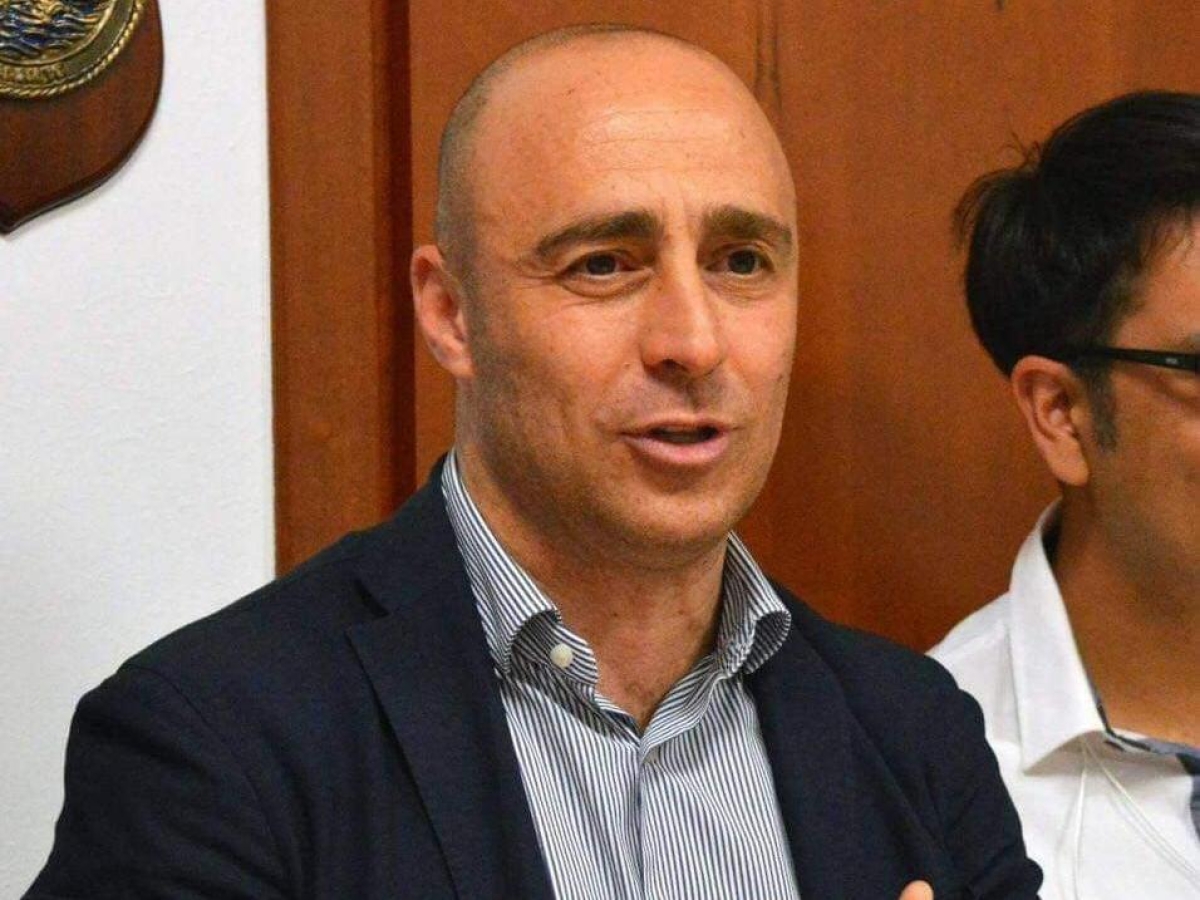 Taranto, il sindaco Bitetti ritira le dimissioni e parte per il vertice sull'ex Ilva. Ma non firmerà l'accordo di programma