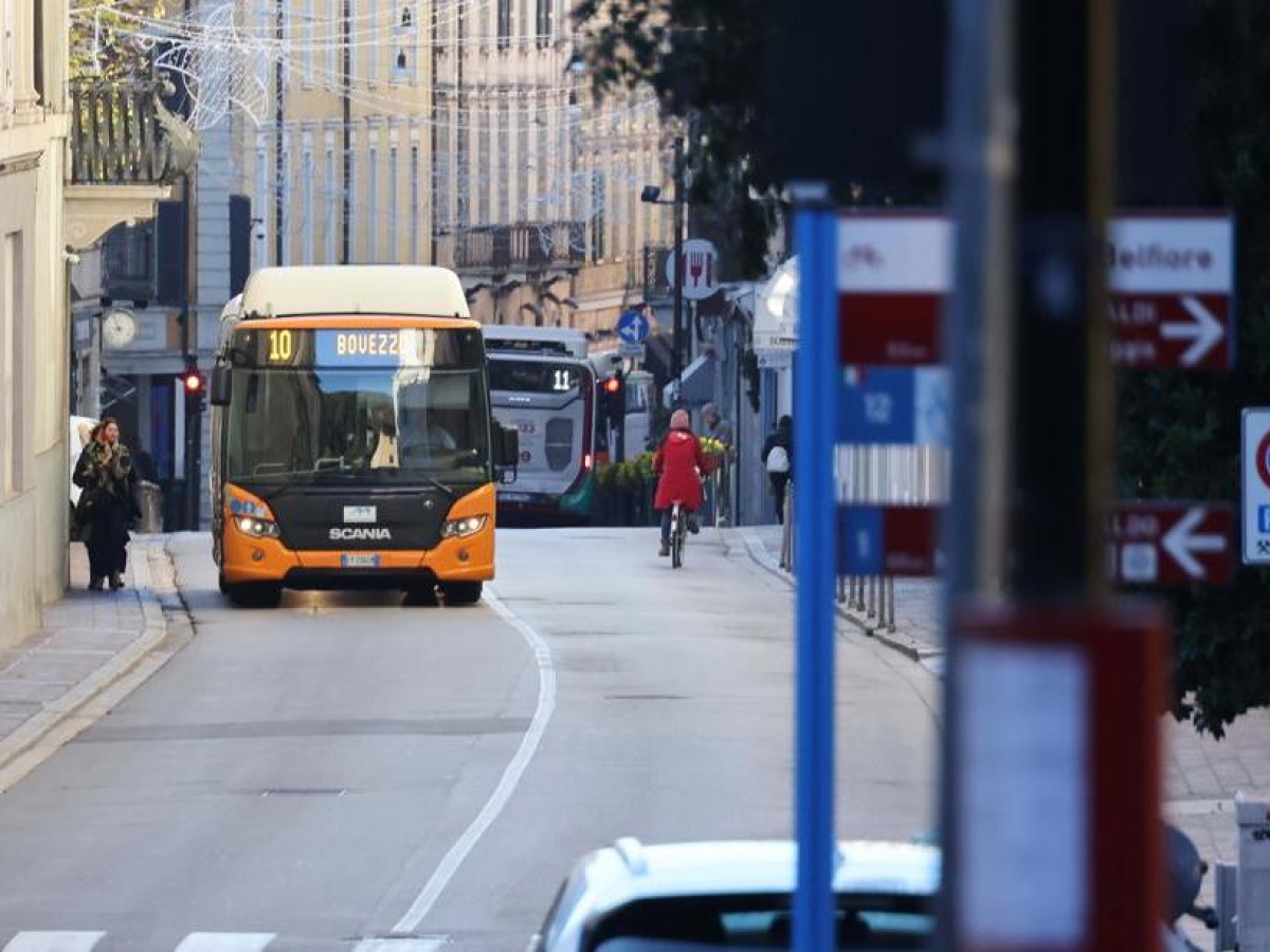La Lega attacca la Loggia: «93mila per i dipendenti che vanno in bici e niente abbonamenti gratis agli studenti»