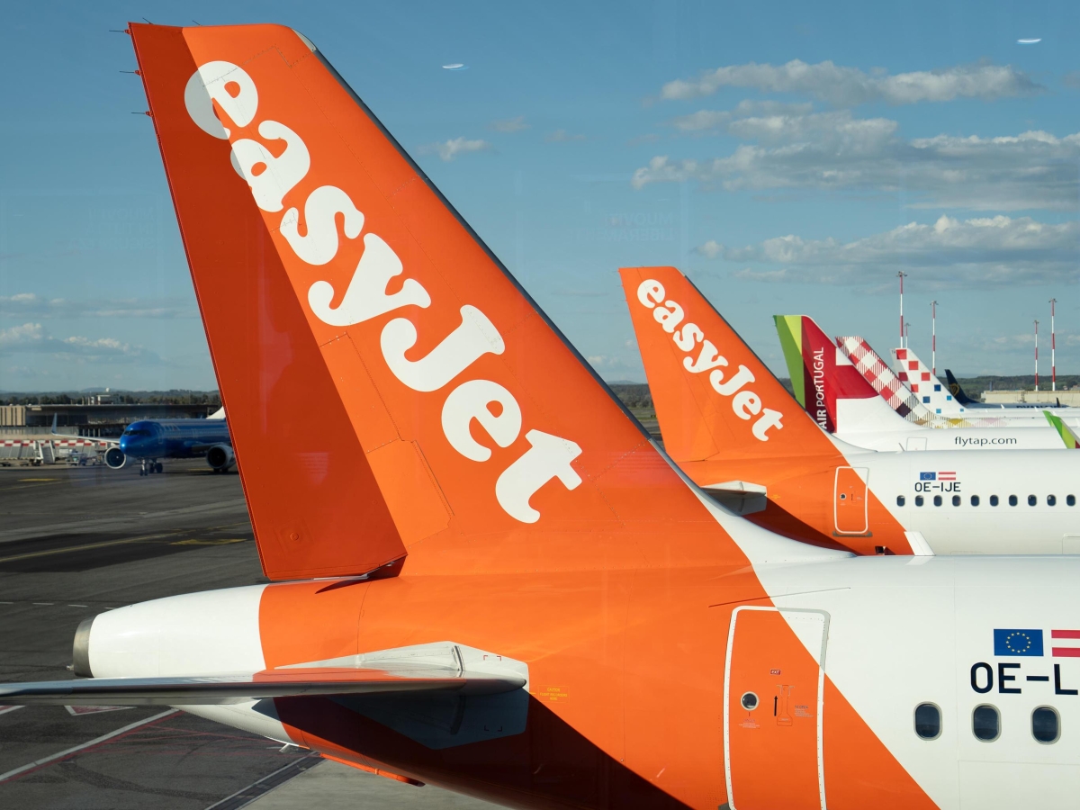 Volo EasyJet diretto a Fuerteventura rientra in emergenza a Malpensa: fumo in cabina, i 203 passeggeri in attesa di un nuovo aereo
