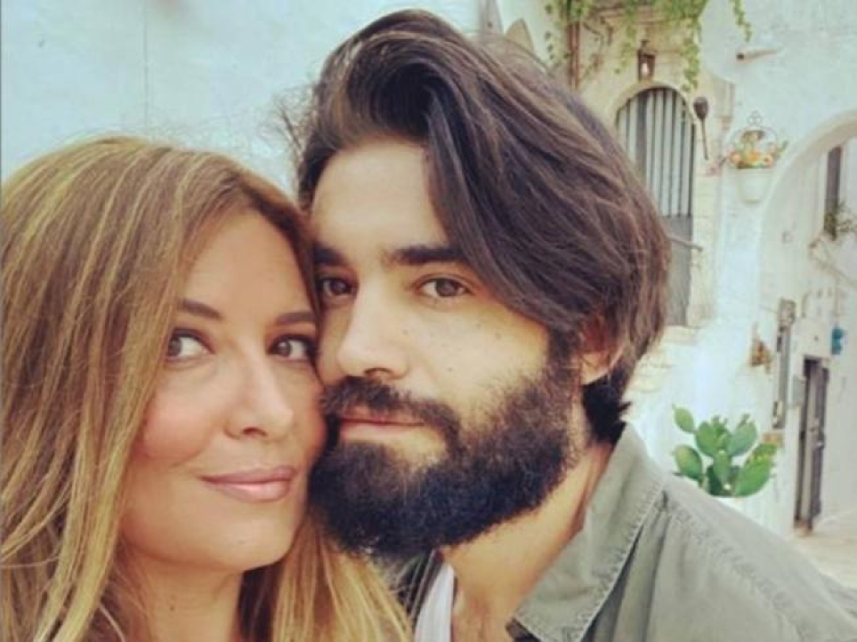 Selvaggia Lucarelli和Lorenzo Biaggiarelli的橙花。 “在普利亚的派对与披萨,塔拉利,艾尔·班诺,艾玛和尼拉格罗” Selvaggia Lucarelli和Lorenzo Biaggiarelli的橙花。 “在普利亚的派对与披萨,塔拉利,艾尔·班诺,艾玛和尼拉格罗”
