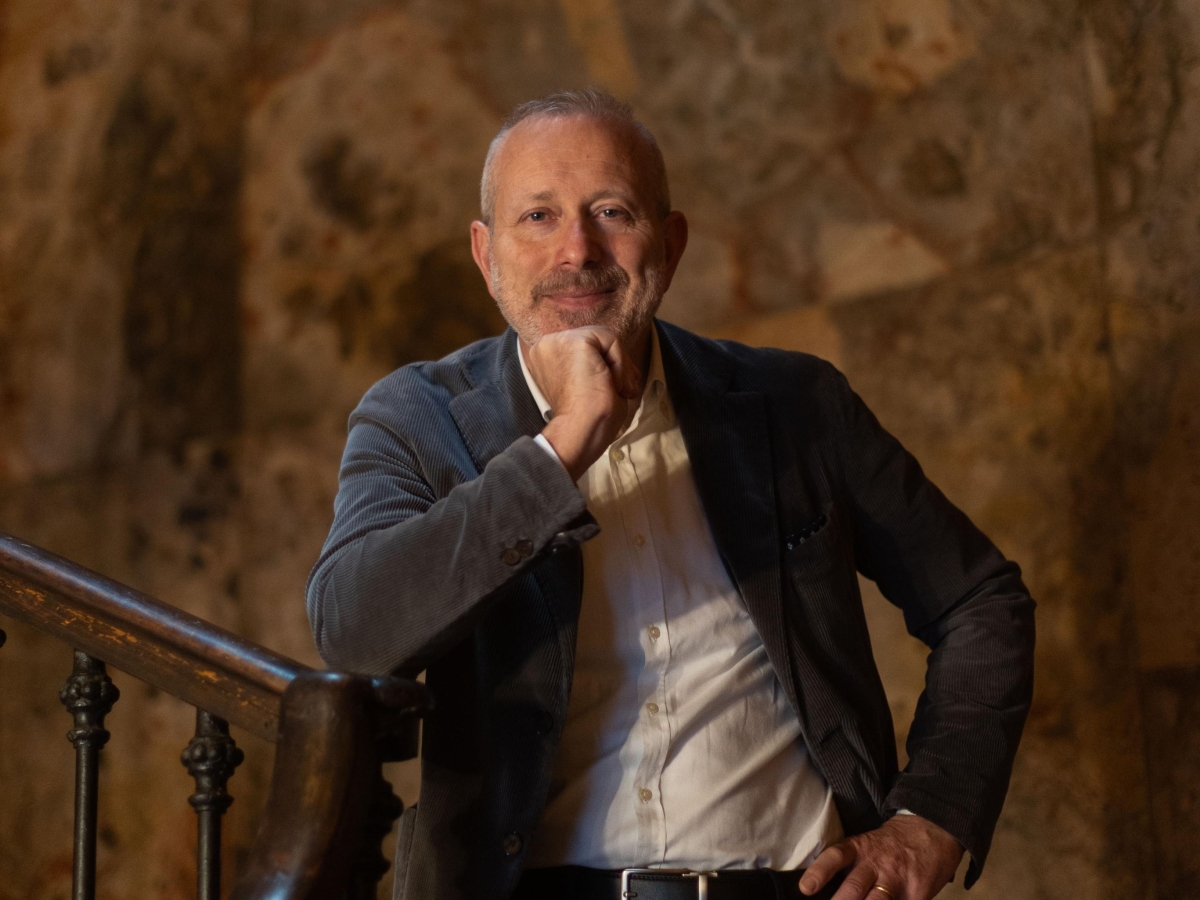 Mauro Novelli «sobilla» i pedoni: «I maciapiedi sono stretti, slabbrati e invasi dai tavolini. Riprendiamoci gli spazi»
