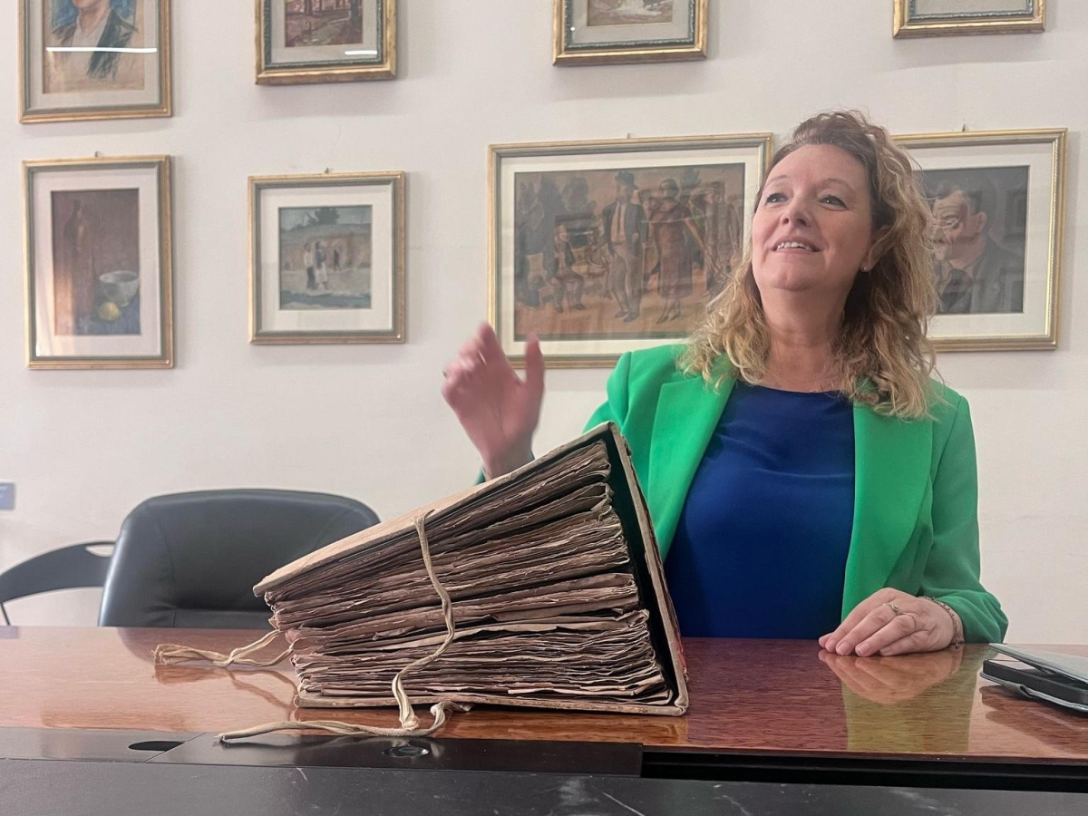 Prato, la sindaca Bugetti revoca la cittadinanza onoraria a Mussolini