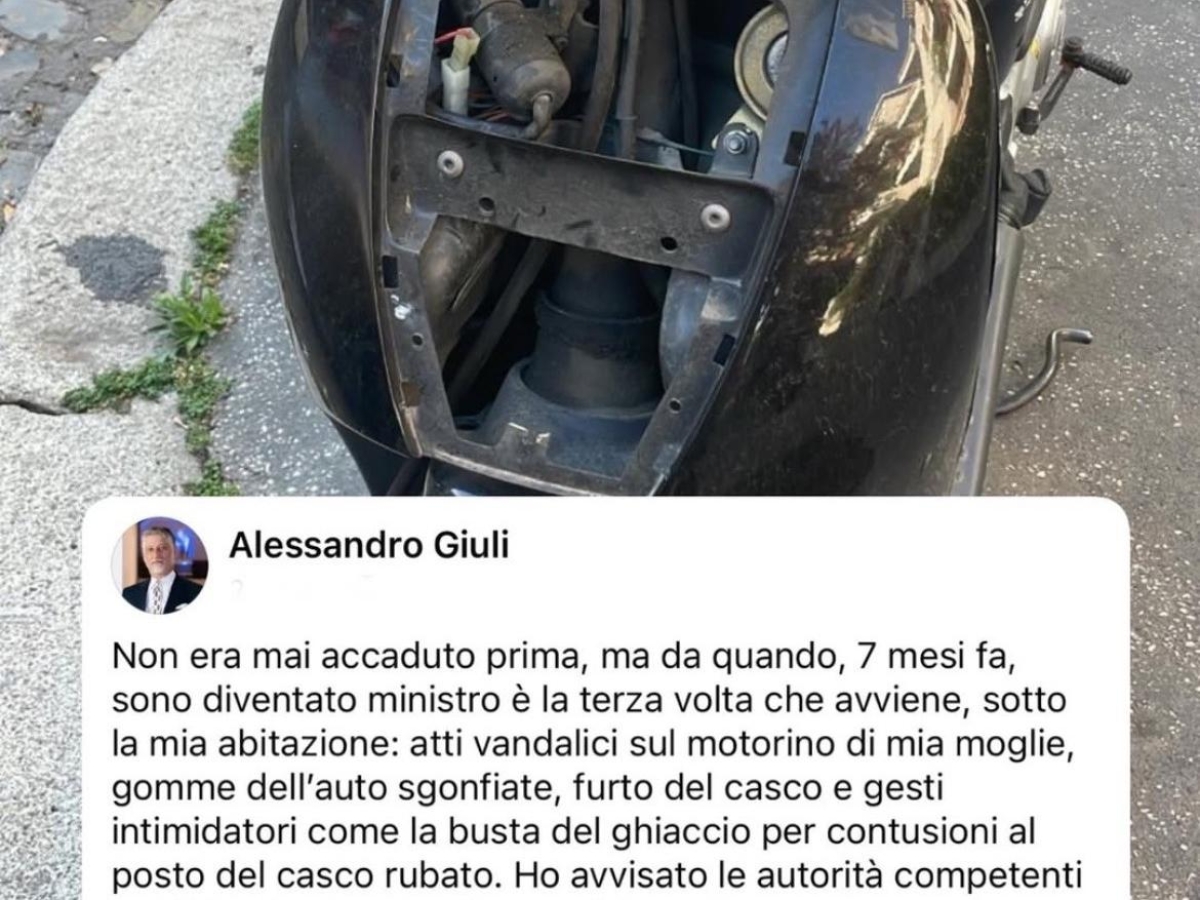 Giuli denuncia un nuovo atto vandalico: devastato il motorino della moglie «È il terzo in 7 mesi da ministro della Cultura»