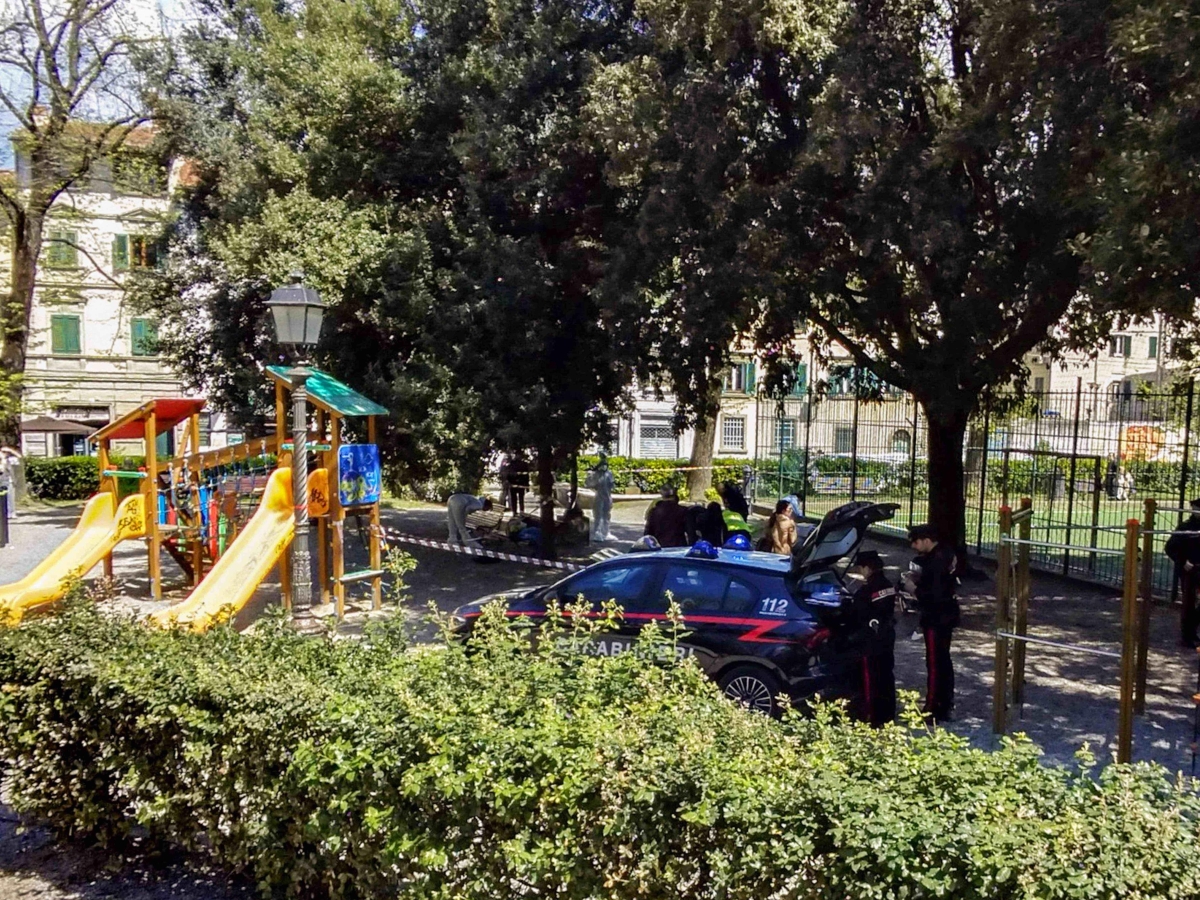 Firenze, morte di due senzatetto in piazza Tasso: disposti esami tossicologici per uso di droga