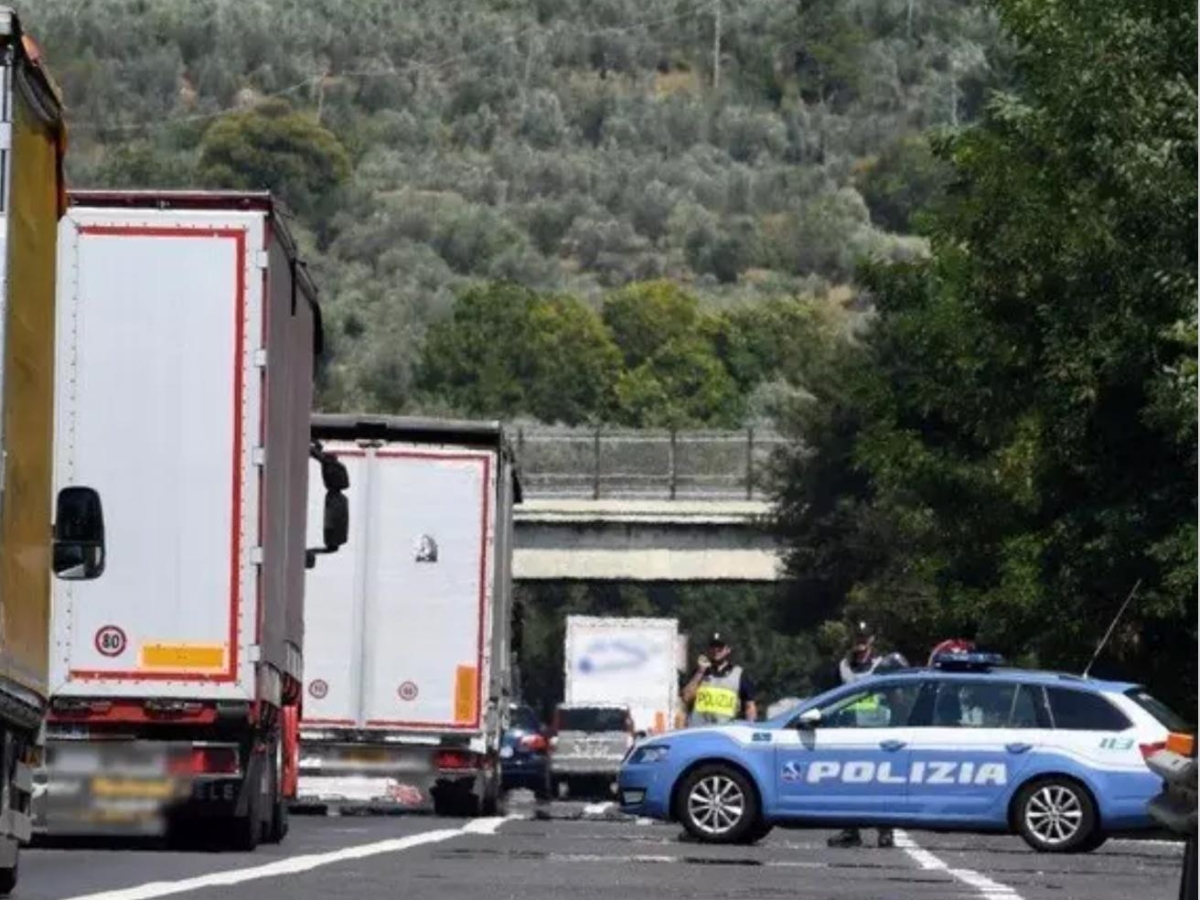 Guida contromano in FiPiLi, bloccato dalla polizia: nessun ferito, caos traffico