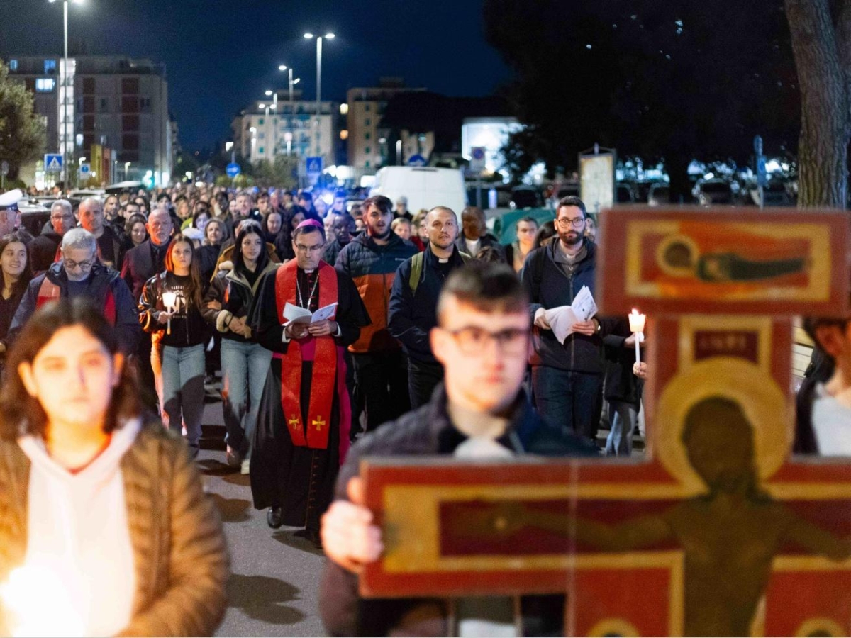 Firenze, la Via Crucis dei giovani a Sollicciano. Il vescovo: «Luogo di tortura, no all'indifferenza»