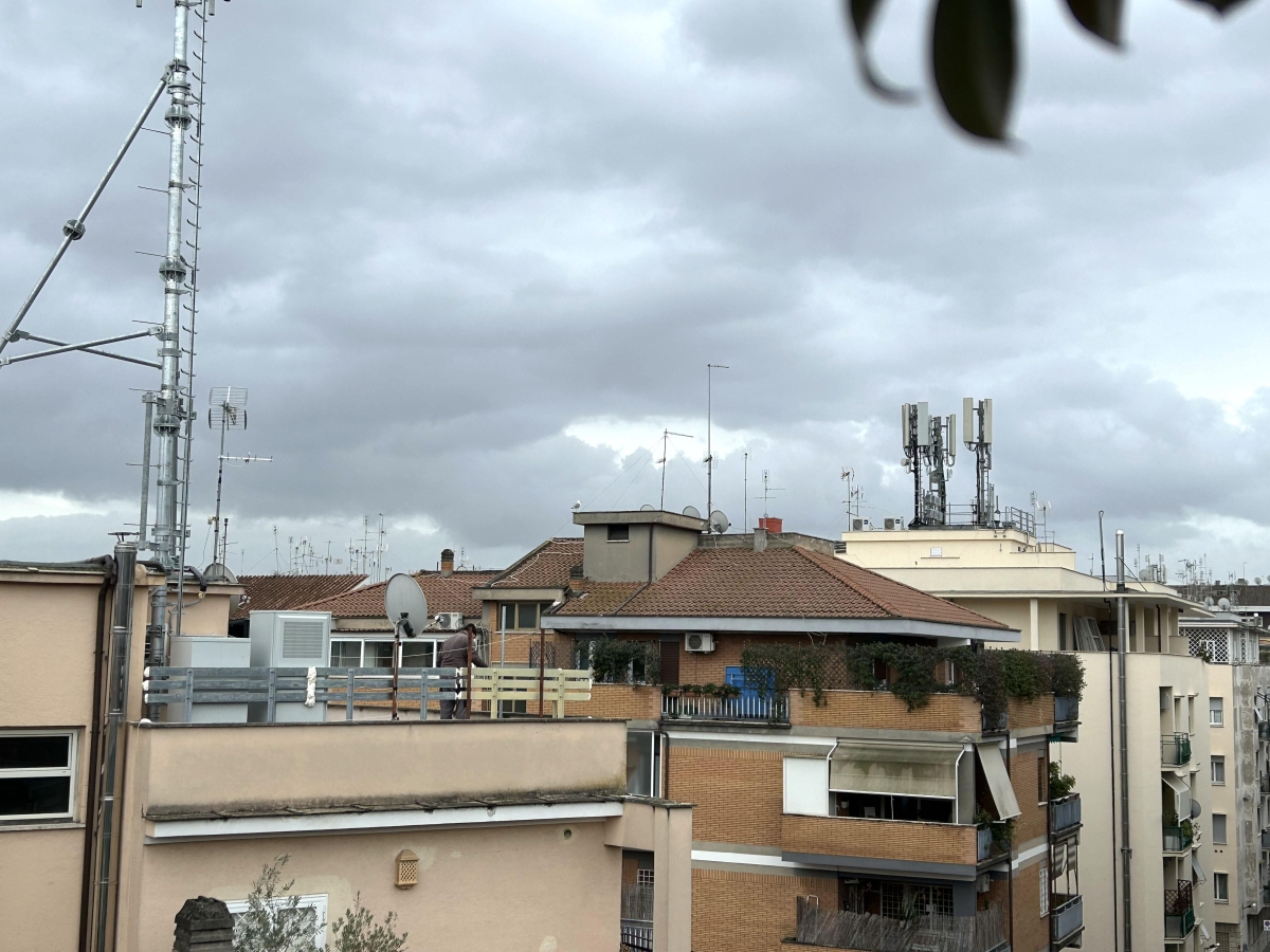 Ponte Milvio, spunta un’altra antenna. Residenti in rivolta: «Noi non avvisati e vicino c'è un nido»