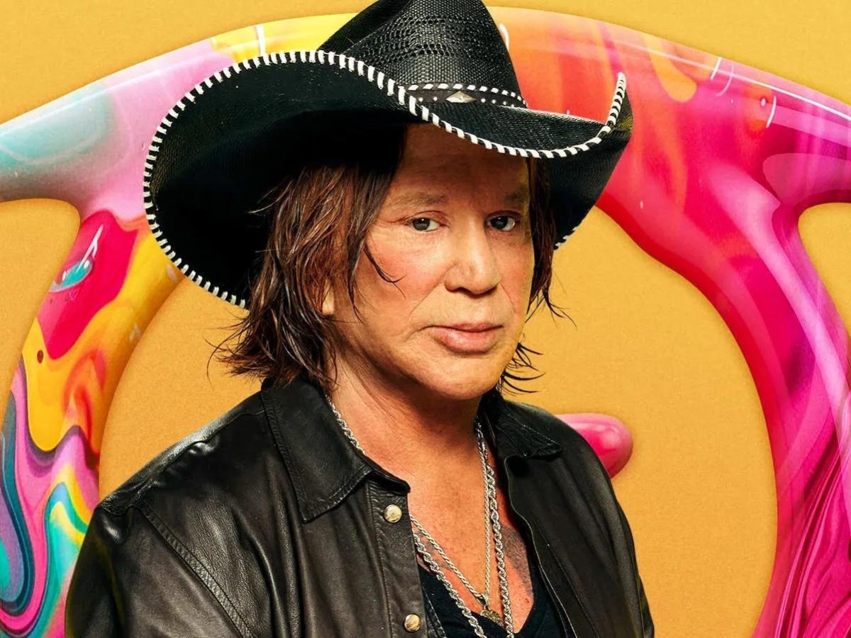 Mickey Rourke cacciato da Celebrity Big Brother UK dopo commenti omofobi: «Se rimango più di quattro giorni, non sarai più gay»