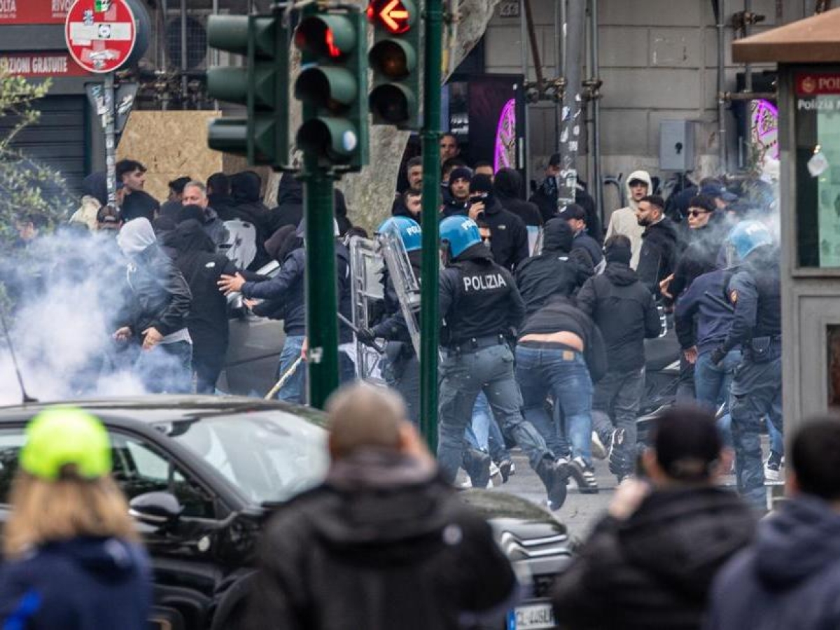Roma, scontri al derby: caccia ai teppisti del Flaminio e di Ponte Milvio. Aggredito un ultrà bulgaro gemellato con i laziali