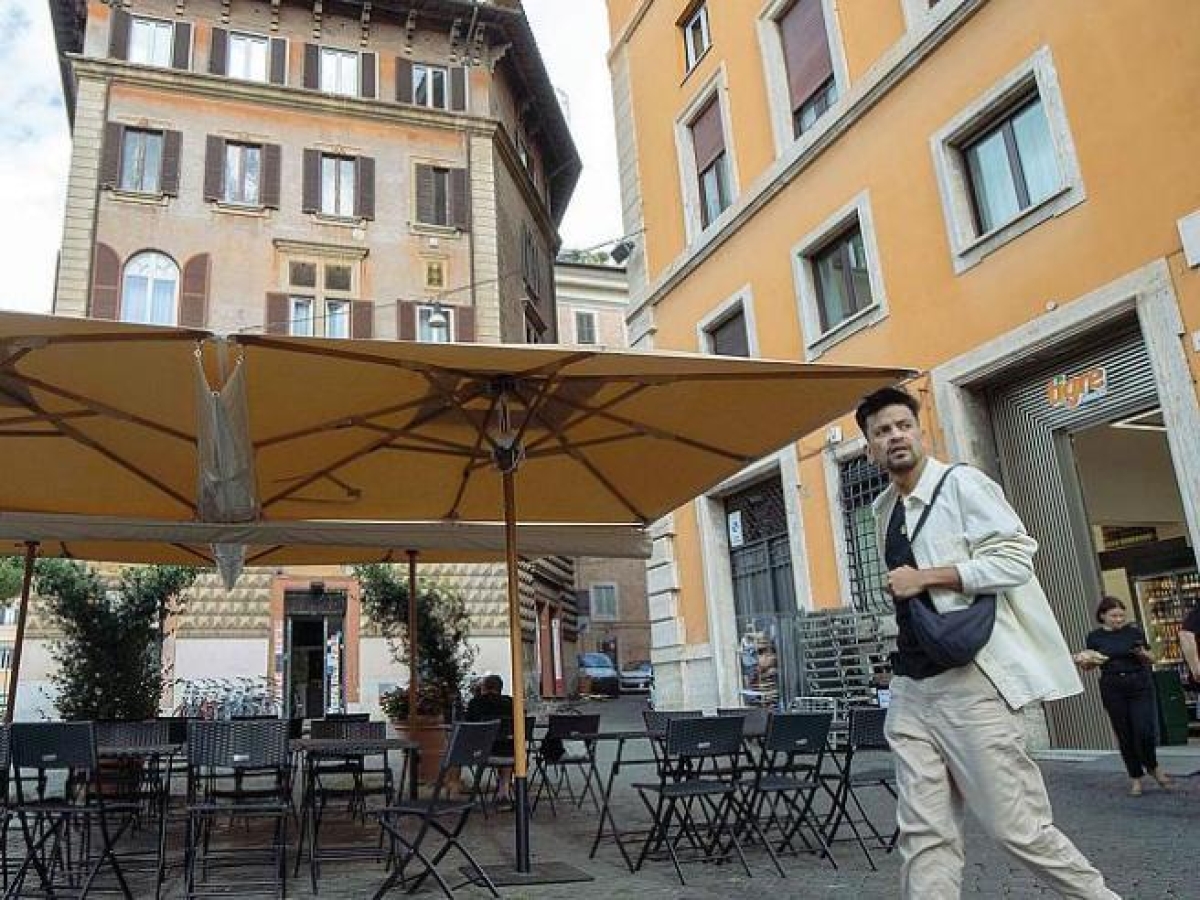 Roma, coppia di turisti tedeschi aggredita a largo Argentina: il palpeggiamento, lo spray urticante