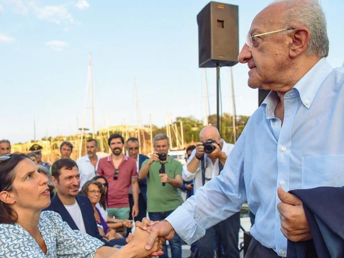 Schlein e De Luca «costretti» a parlarsi. Venerdì scorso telefonata di approccio