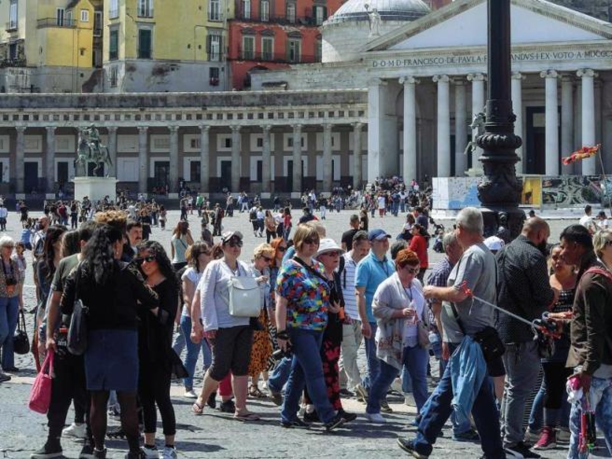 Pasqua a Napoli, Federalberghi: camere occupate in lieve calo rispetto al 2024