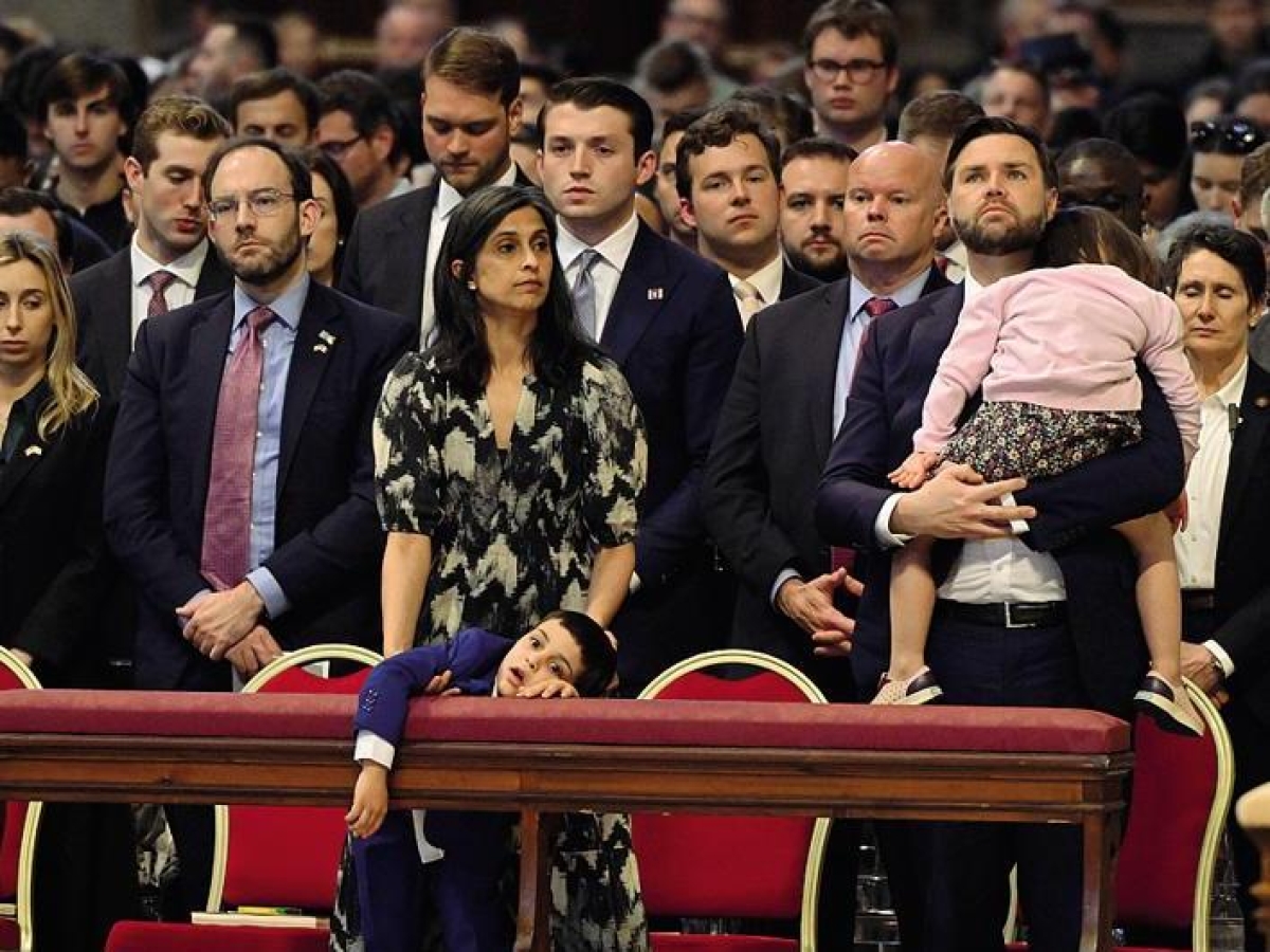 JD Vance a Roma con moglie e figli, un po' missione, un po' vacanza: rigatoni e branzino, bimba in braccio