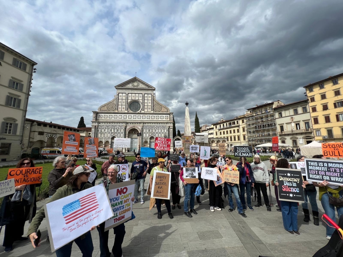 Gli statunitensi anti Trump di Firenze protestano in piazza: «Make America think again»