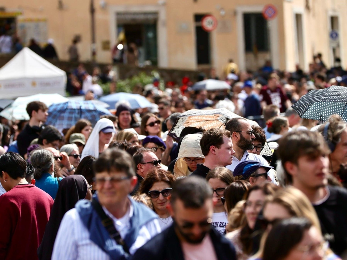 Tra i fedeli in piazza San Pietro per l'addio a Papa Francesco: «L'attesa e la fila non sono un problema»