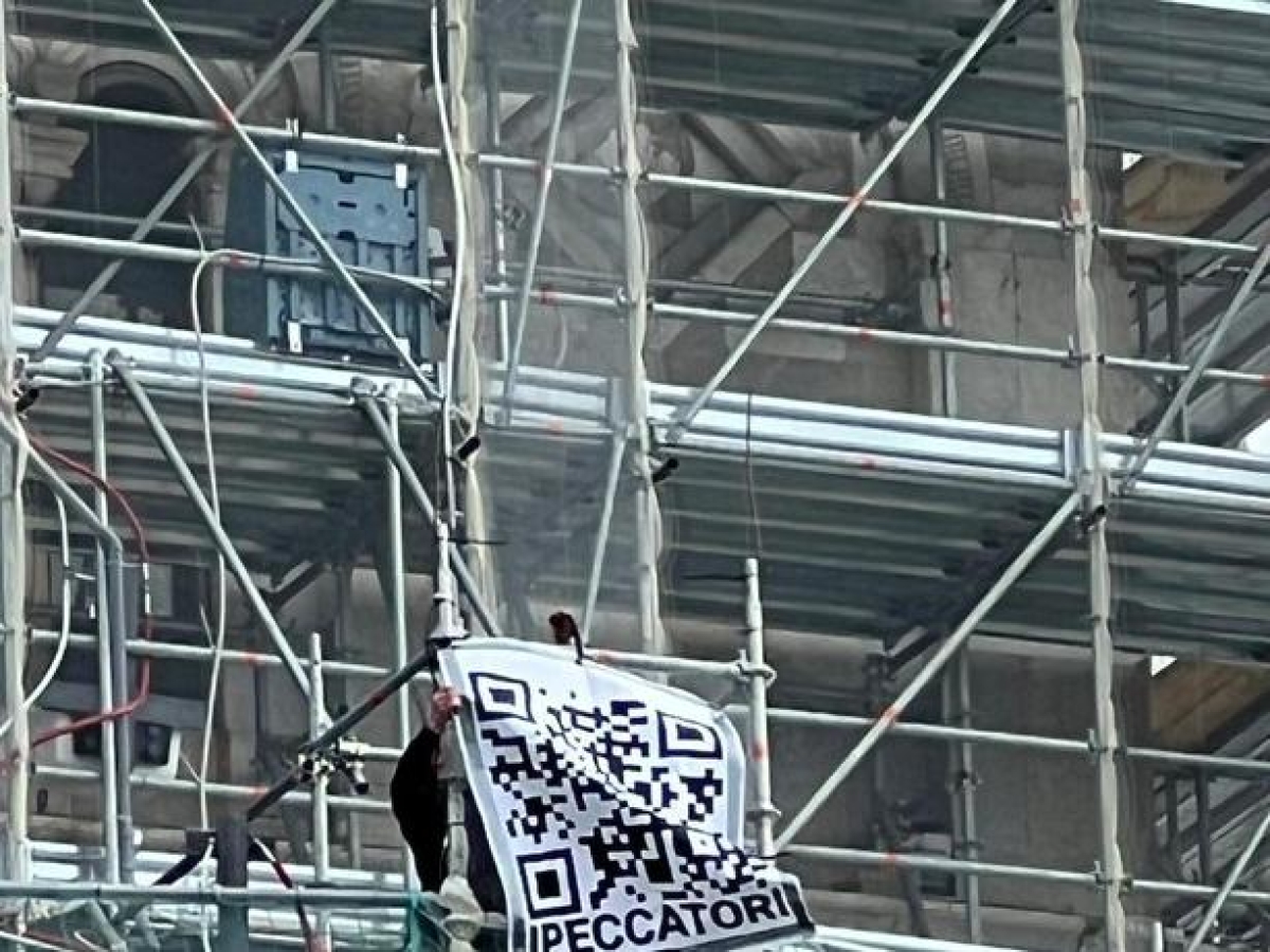 Si arrampicano incappucciati sul Duomo di Pisa per esporre un cartello: forse la trovata pubblicitaria di un film. Indaga la Digos