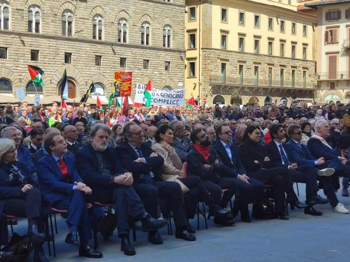 A Firenze 25 aprile di «sobrietà», senza la tradizionale «Bella Ciao» (ma una parte della piazza la canta lo stesso)