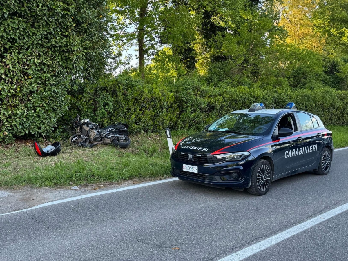 Lazzate, cade dalla moto sotto gli occhi della moglie e finisce fuori strada: 54enne muore in ospedale