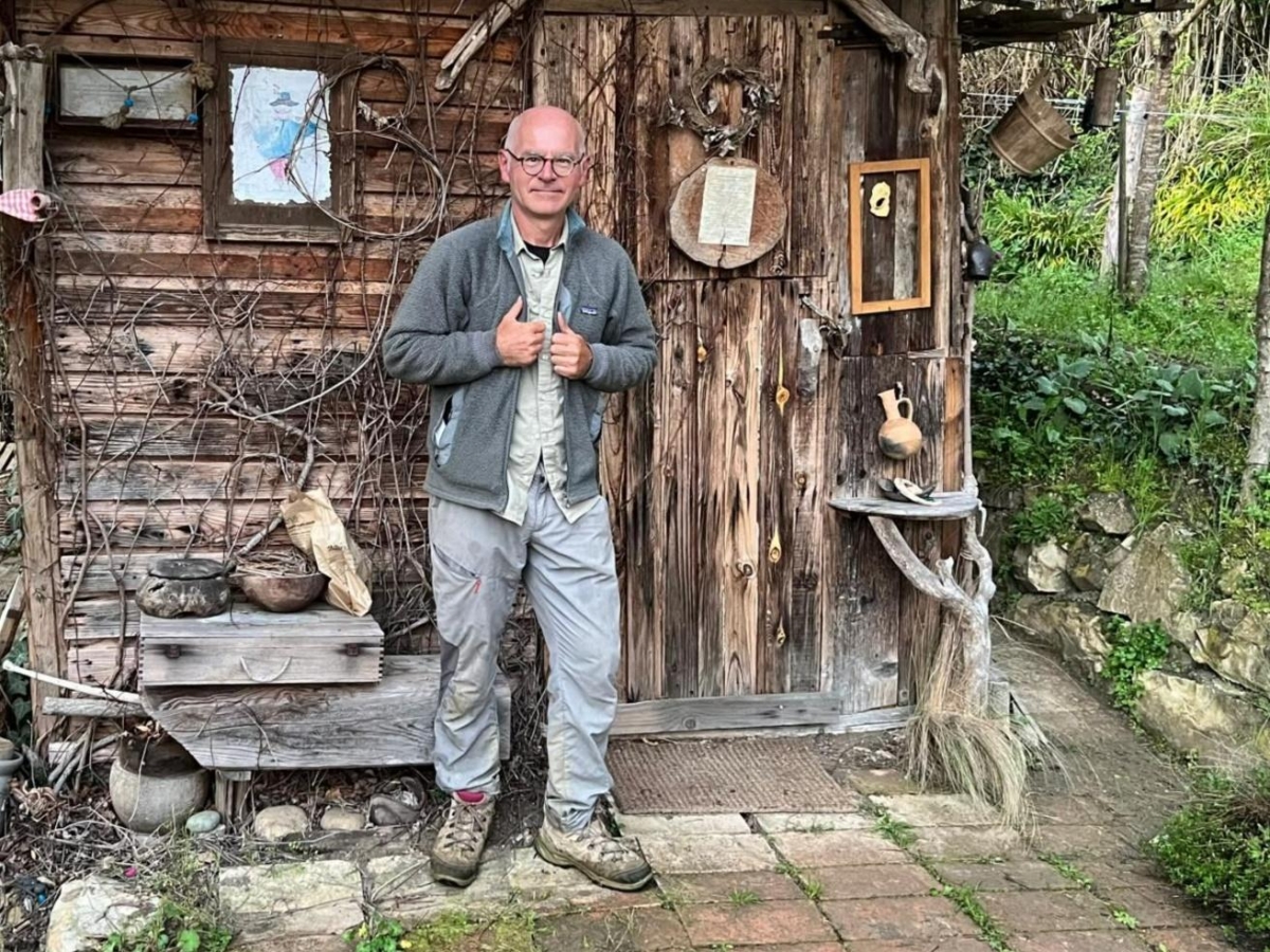 A 55 anni ha lasciato il lavoro fisso alle Poste per una nuova vita: «Oggi organizzo viaggi a piedi, fatturiamo 1 milione all'anno»