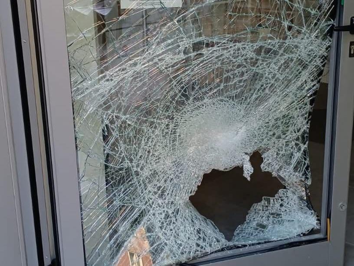 Milano, sfondano la vetrina del negozio dei ragazzi autistici Autelier. I due ladri fatti arrestare dai residentiu