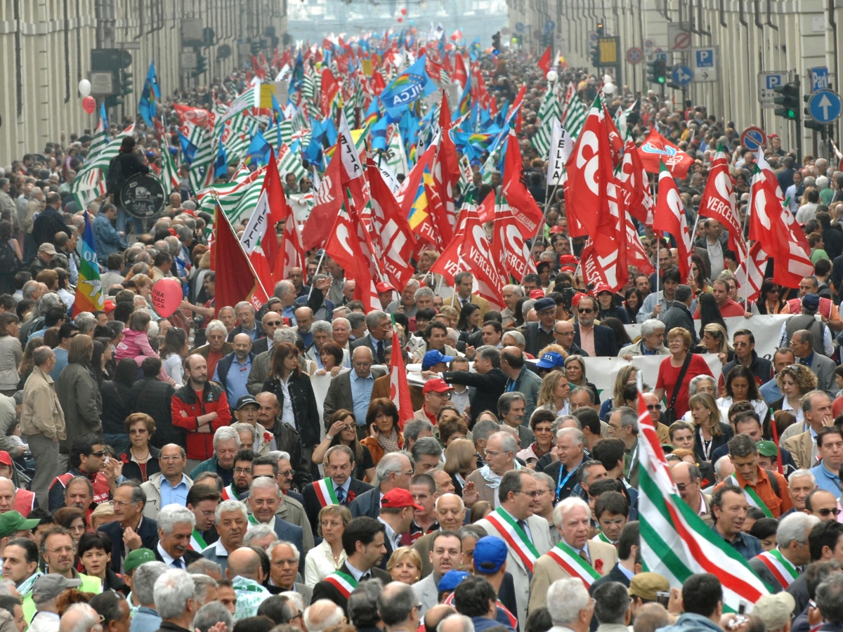 «Uniti per un lavoro sicuro». A Torino sfilano in 20 mila per il Primo Maggio