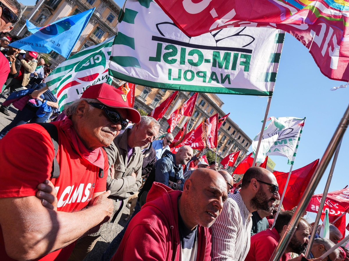 Primo Maggio a Napoli, il ricordo del macchinista del Faito e la denuncia della mamma di Patrizio Spasiano, morto in fabbrica a 19 anni: «L'hanno ucciso»