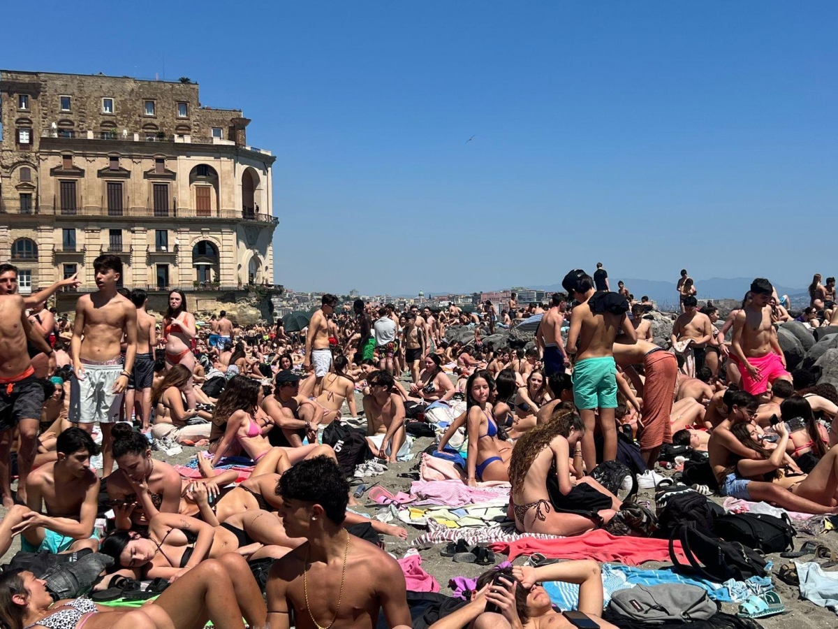 Napoli, giornata di sole e caos: Fuorigrotta paralizzata per il Comicon, in migliaia sulle spiagge di Posillipo: «Nessun controllo»