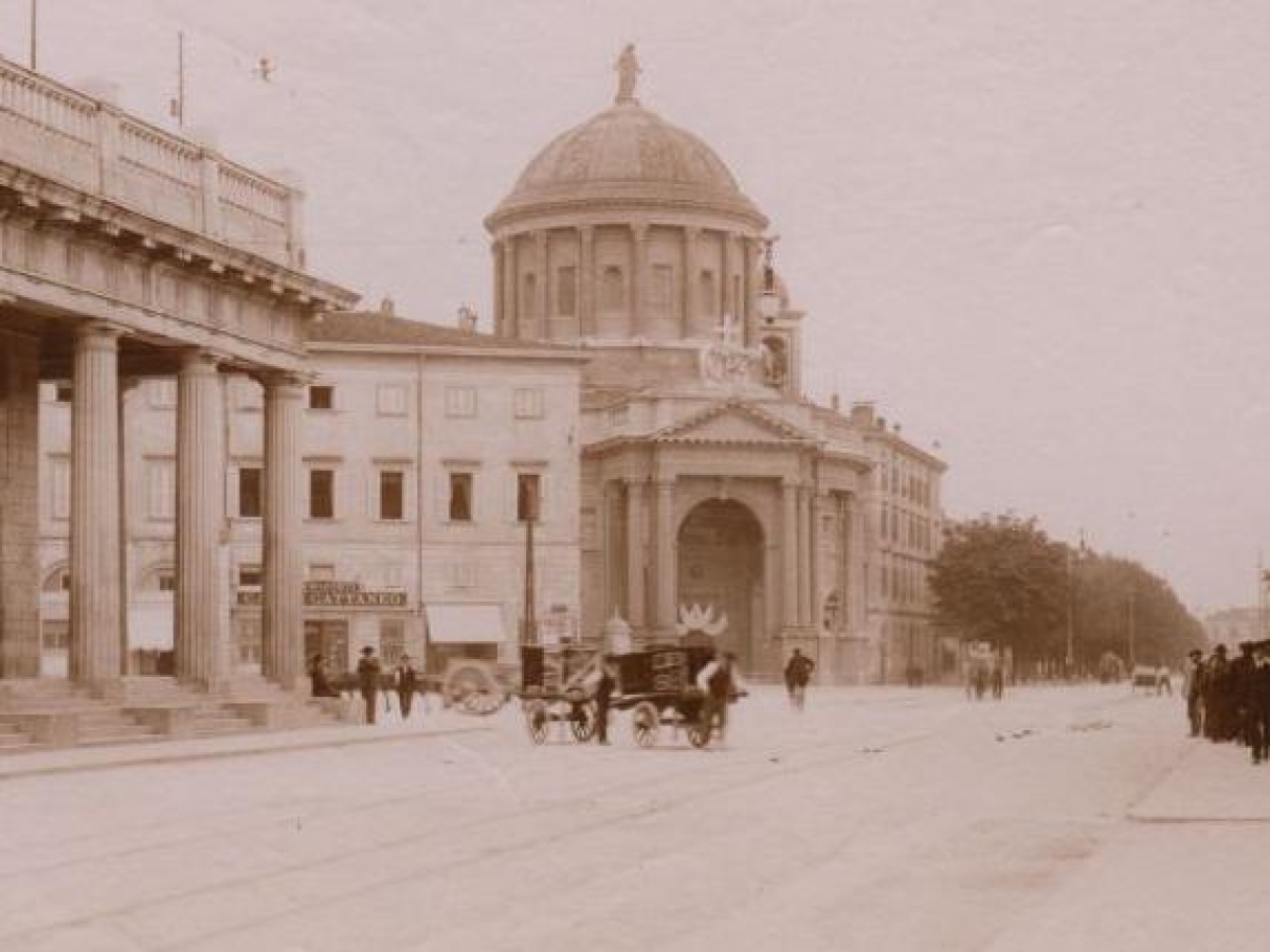 La notte del crocevia, il libro che racconta di due strani delitti (in carrozza) scoperti pochi giorni prima di Natale