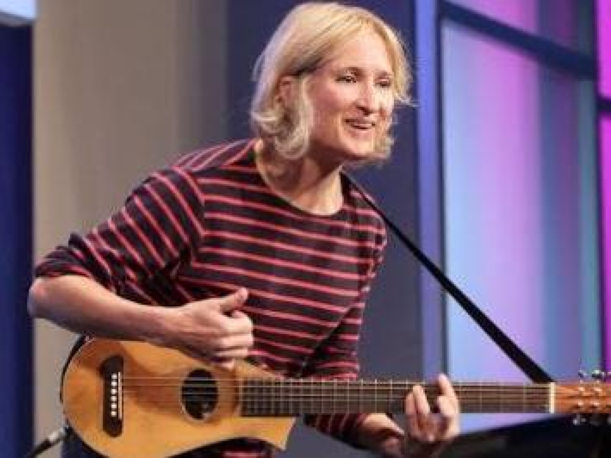 È morta in un incendio Jill Sobule, cantautrice di «I Kissed a Girl», primo brano gay a entrare nella top 20 americana