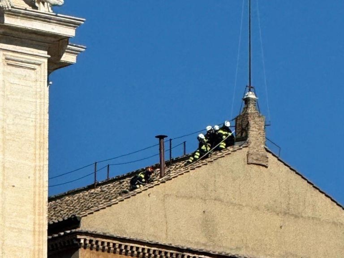 Tutti i «segreti» della fumata: la storia del Conclave, le due stufe, il comignolo e i coloranti