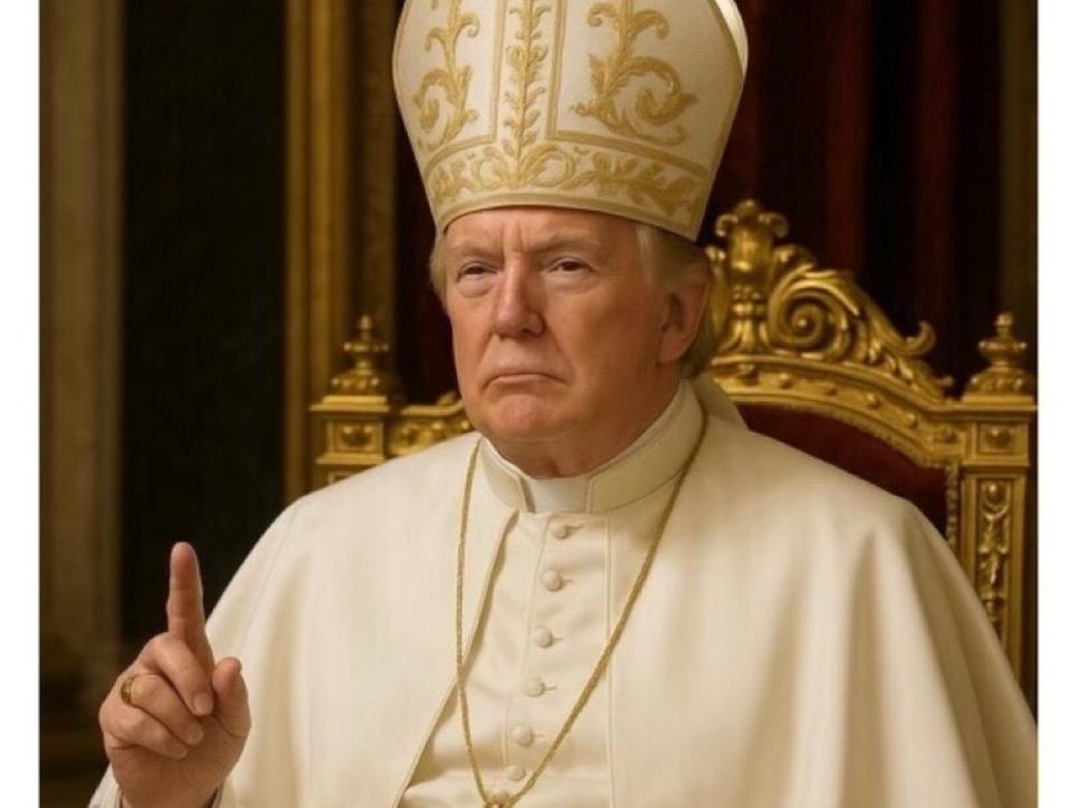 Trump pubblica sui social della Casa Bianca il fotomontaggio di lui vestito da papa, il post è virale Trump pubblica sui social della Casa Bianca il fotomontaggio di lui vestito da papa, il post è virale