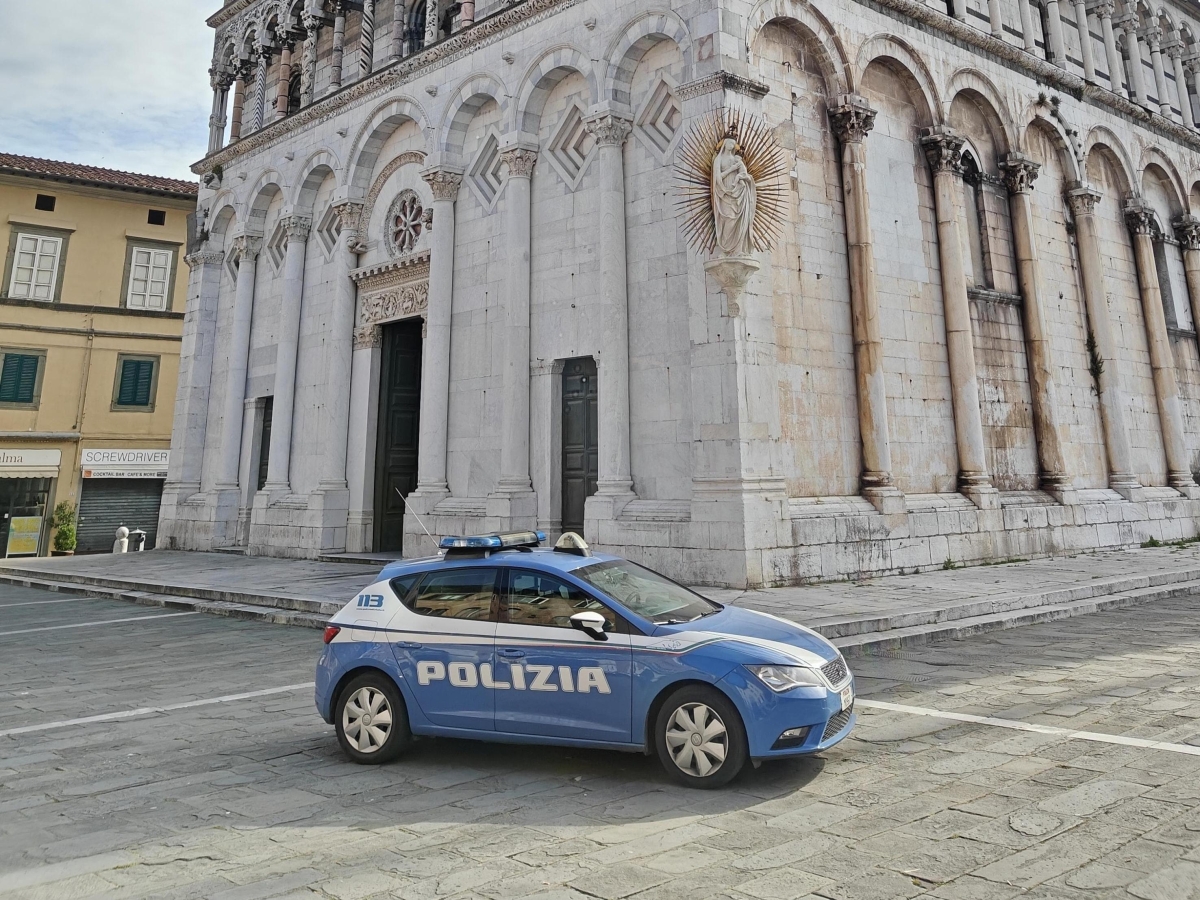 Lucca, arrestato il «molestatore seriale» di piazza San Michele: era stato denunciato e rilasciato 30 volte