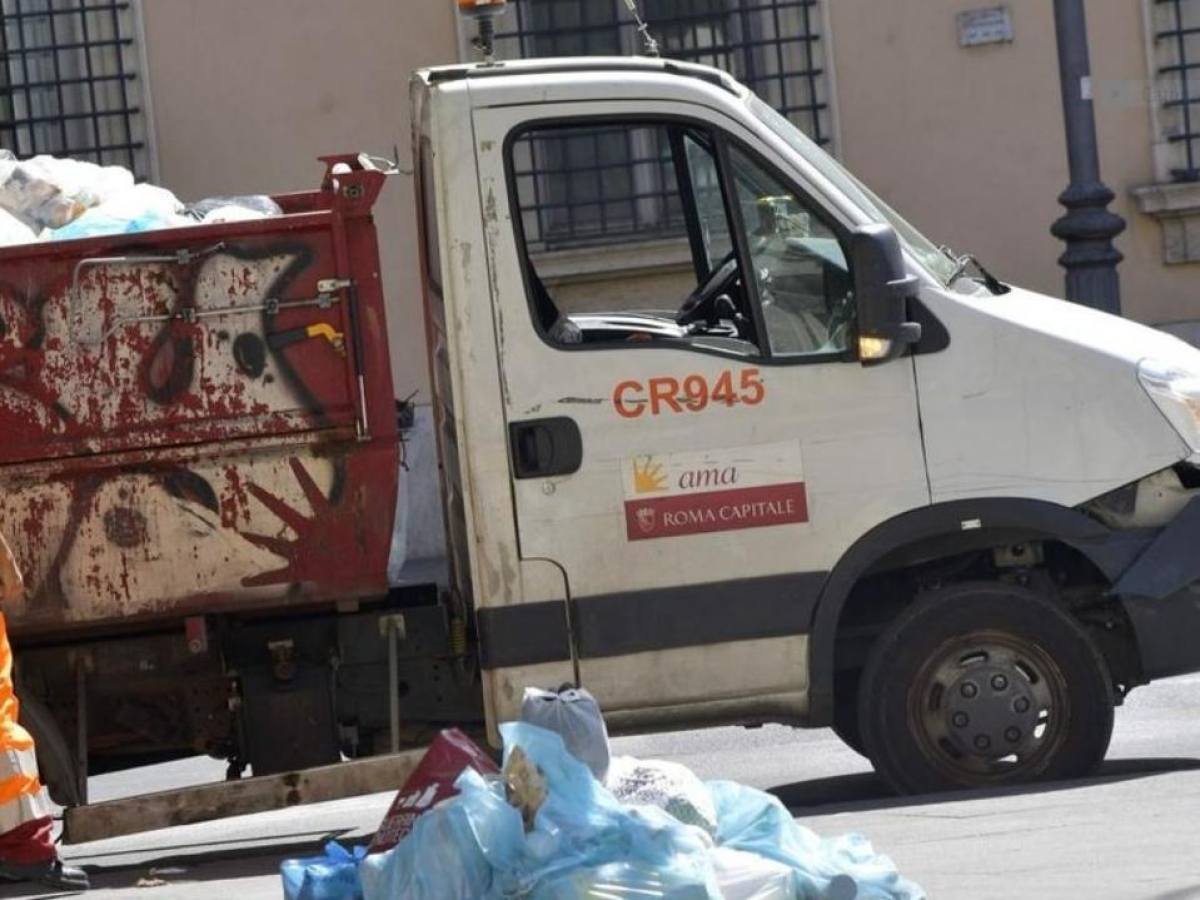 Roma, incidente in via Prenestina tra auto e mezzo Ama: muore una donna