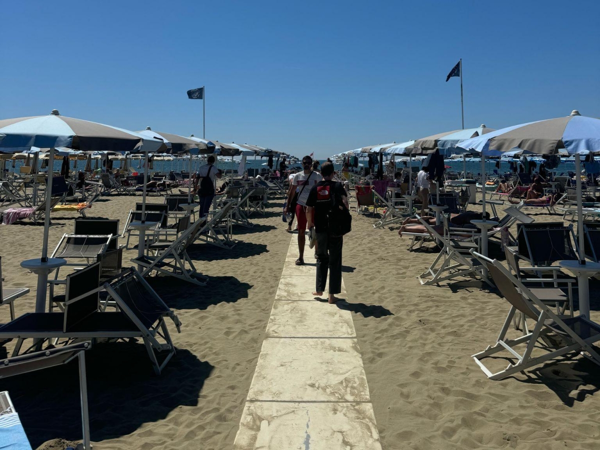 Un ponte di sole (in parte) e mare in Toscana: si riempiono le spiagge da Massa alla Versilia fino a Piombino