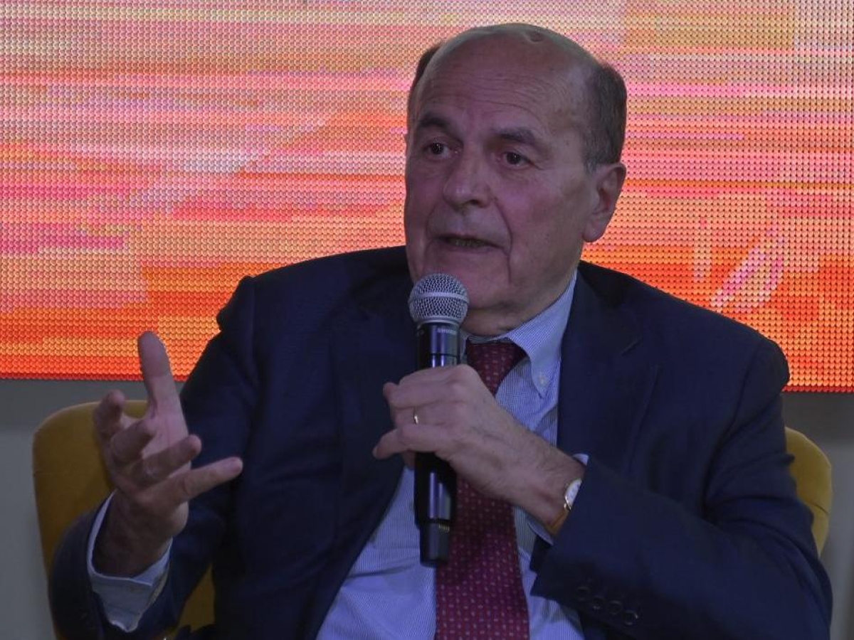 Bersani a Bergamo: «Se io avessi vinto nel 2013 tutto sarebbe cambiato, in meglio»