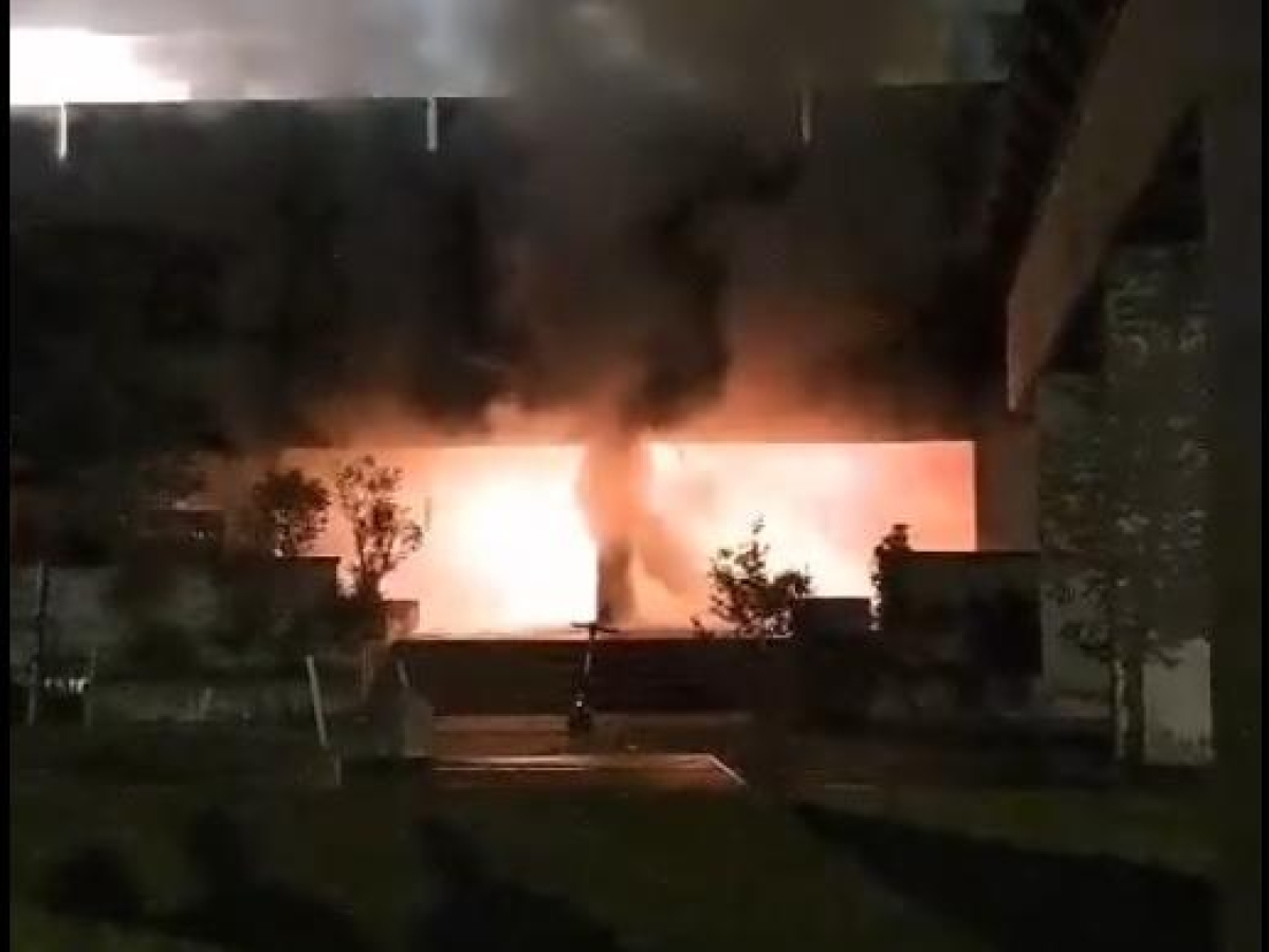 Prato, incendio doloso nella notte: danni al Centro Pecci, all'ufficio del giudice di pace, assicurazioni Generali e due banche