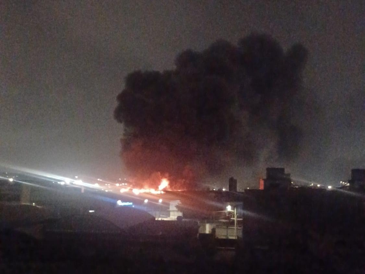 Napoli, incendio a Barra: in fiamme tre capannoni industriali nella notte, nube di fumo nera sulla zona orientale