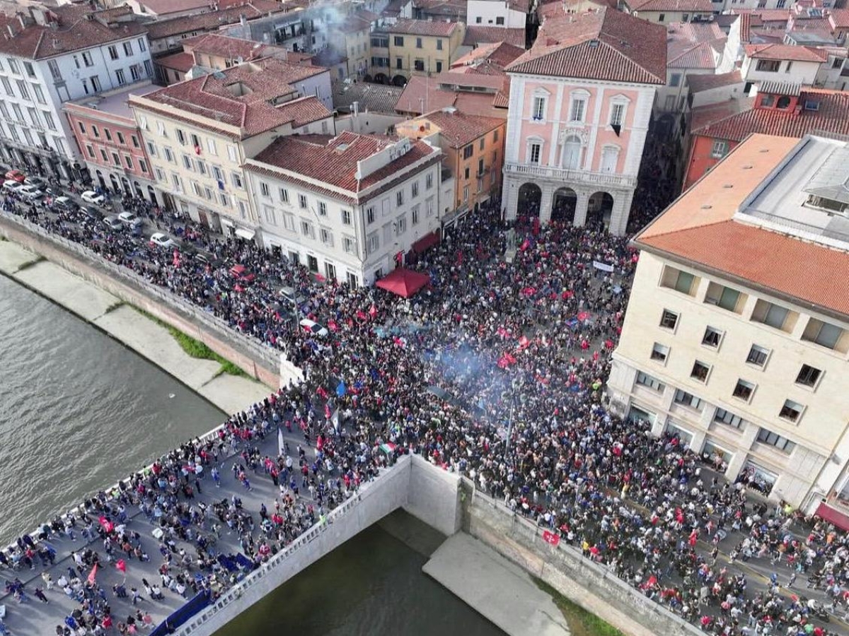Pisa in Serie A, la festa per la promozione: il fiume umano sul Ponte di Mezzo e l'invasione di campo. Il sindaco: «È un giorno storico»