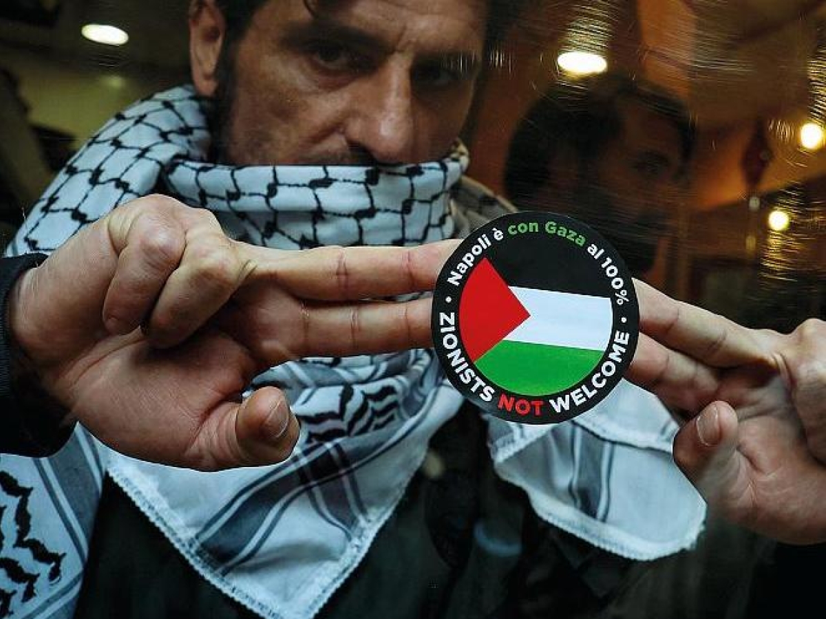 Napoli, i turisti israeliani denunciano la Taverna Santa Chiara. E in città spuntano adesivi pro Gaza: «Sionisti non benvenuti»