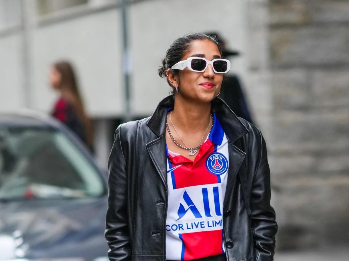 Soccercore, la tendenza calcio invade lo streetstyle: maglie, pantaloncini e anche scarpi con tacchetti