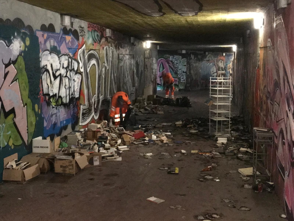 Firenze, nuovo incendio nel sottopasso delle Cure: a fuoco i libri del senza dimora Marco