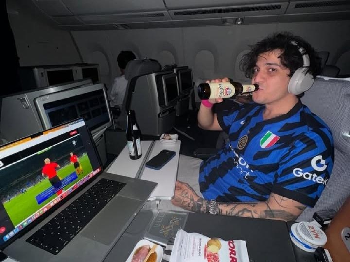 Tananai esulta per l'Inter, il cantante in volo per il Giappone guarda la partita in aereo: «Il cielo è nerazzurro»