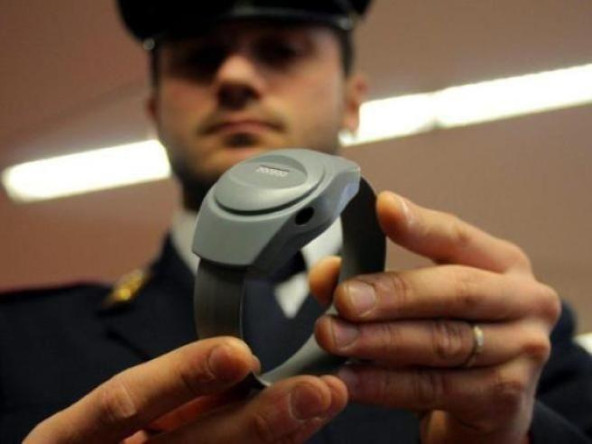 Roma, rompe braccialetto elettronico per tornare in carcere: «Basta domiciliari». Arrestato 31enne