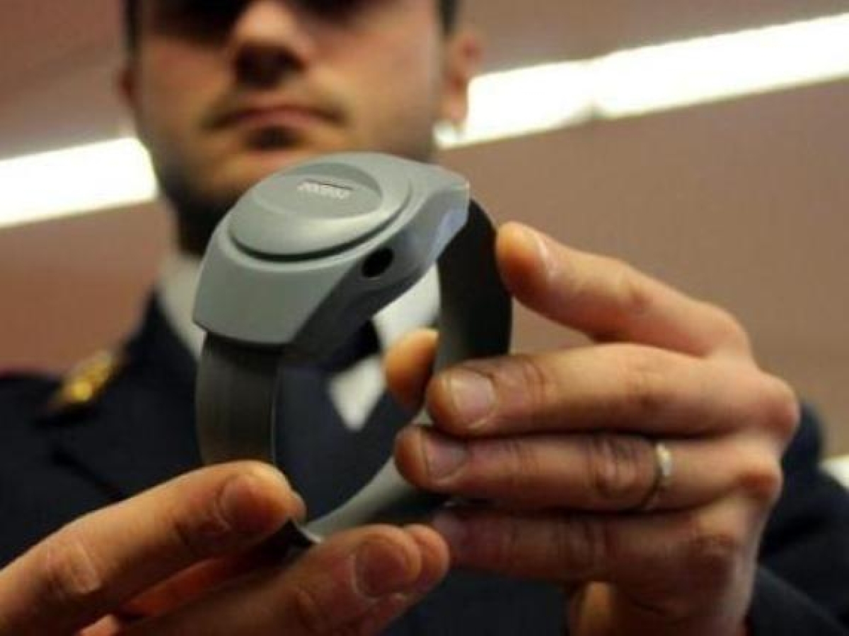 Roma, 47enne vittima di stalking: schiaffi e messaggi dalla ex. Per lei scatta il braccialetto elettronico