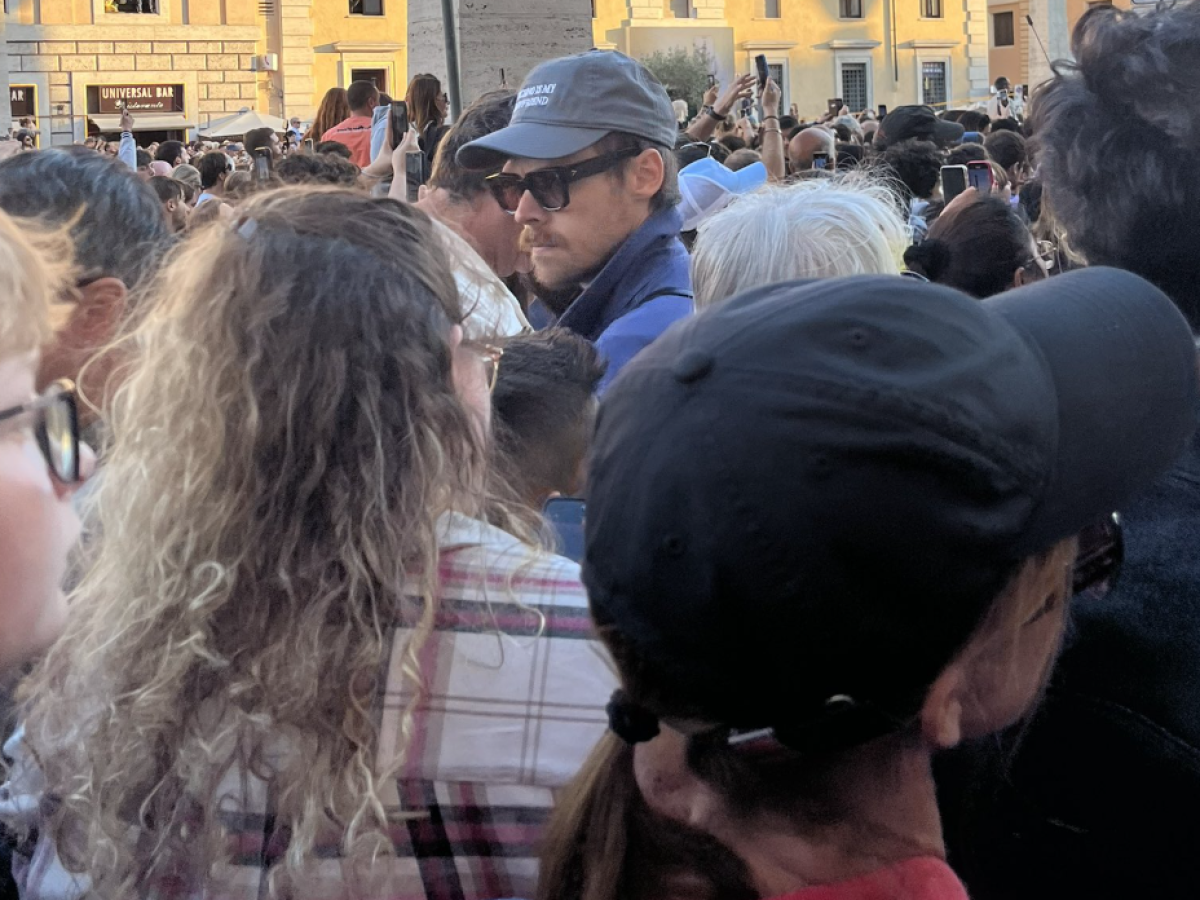 Harry Styles in piazza San Pietro per vedere il Papa? Lo scatto diventato virale e gli indizi (anche fashion) che lo confermano