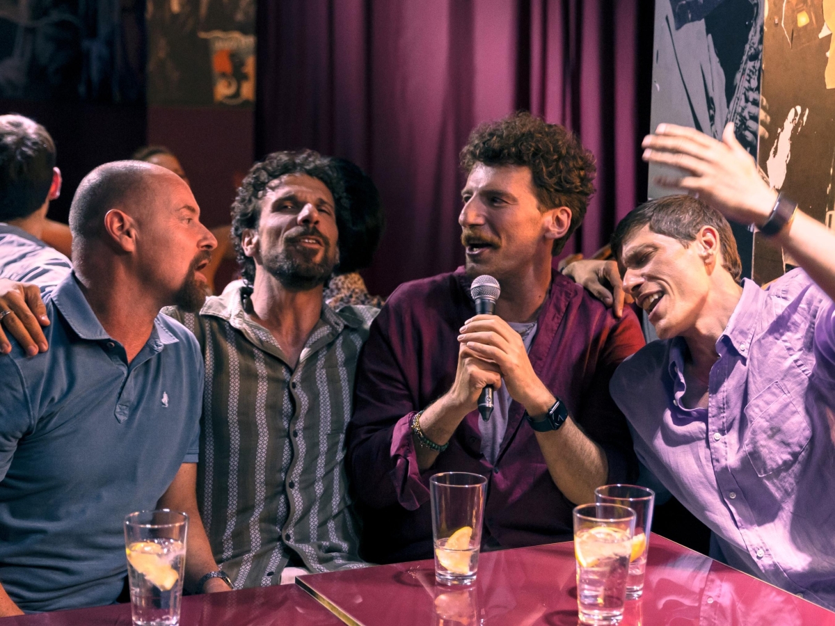 Pietro Sermonti: «Una serie tv per ridere dei maschi alfa. L’uomo vero non ha paura di mostrare emozioni, accetta le fragilità»